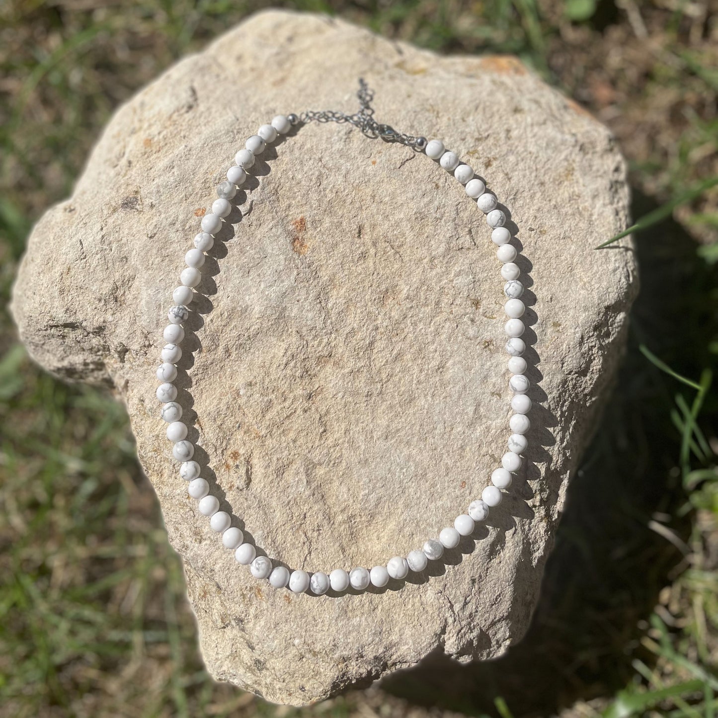 COLLIER PERLES HOWLITE