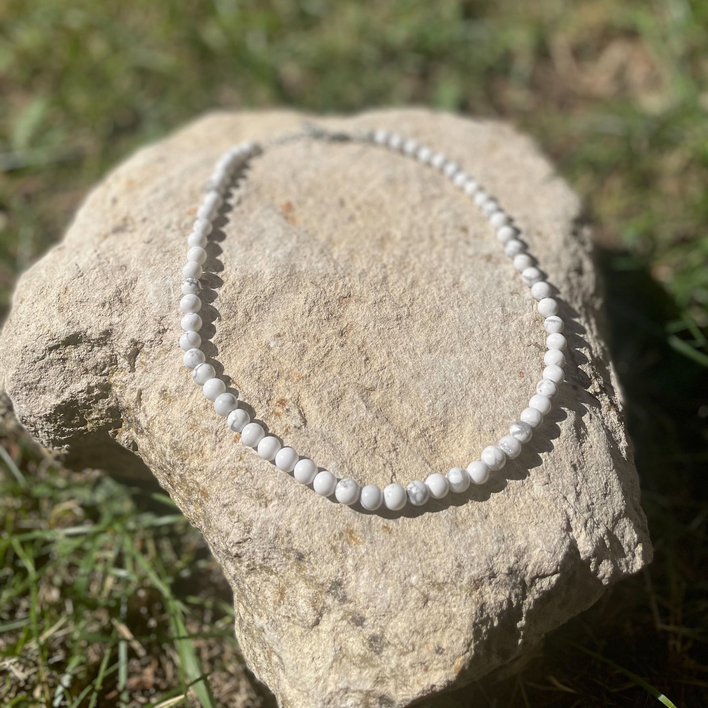COLLIER PERLES HOWLITE