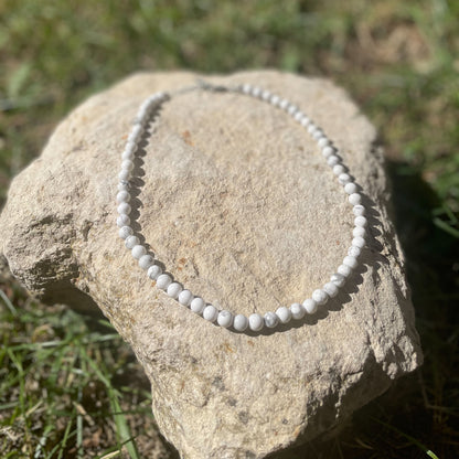COLLIER PERLES HOWLITE